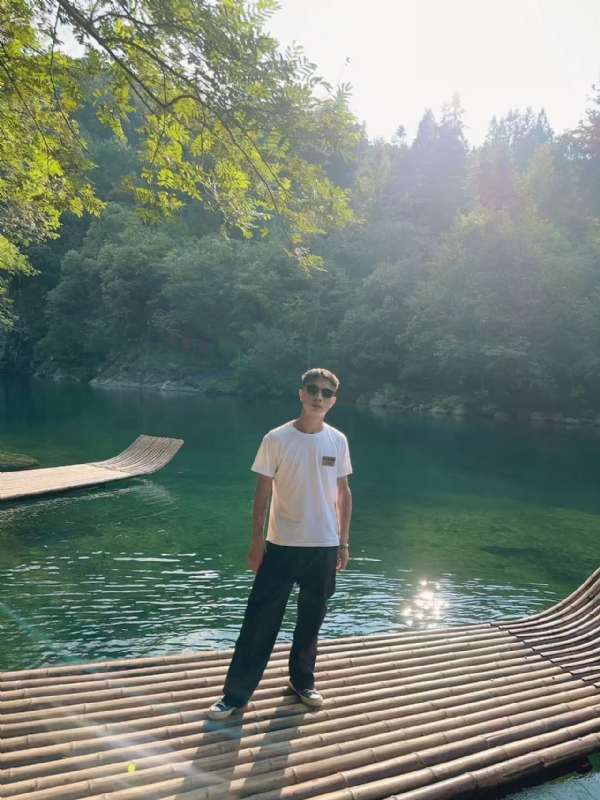 林言的第三张照片--安徽闪婚服务中心